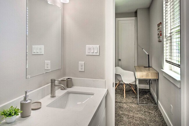 Foto del edificio - 6403 Bowling Green St