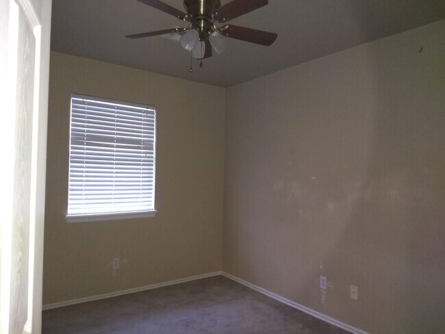 Foto del edificio - 202 Timbercrest Ct