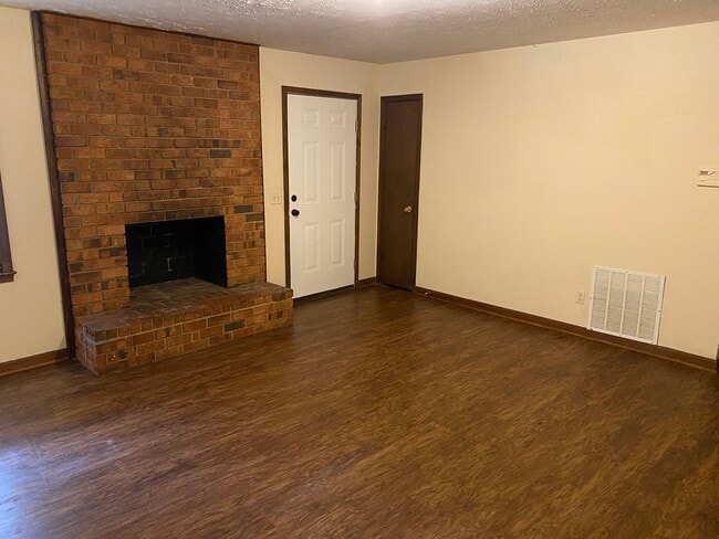 Foto del edificio - 2 Bed 1 bath duplex off Tallassee Rd