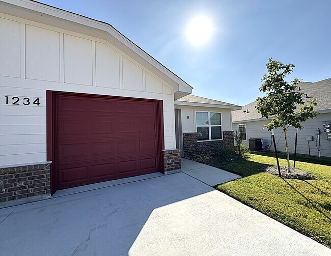Building Photo - 1234 Lexington Dr