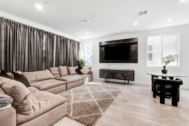 Building Photo - Your Perfect "University Park" 4 bedroom/3...