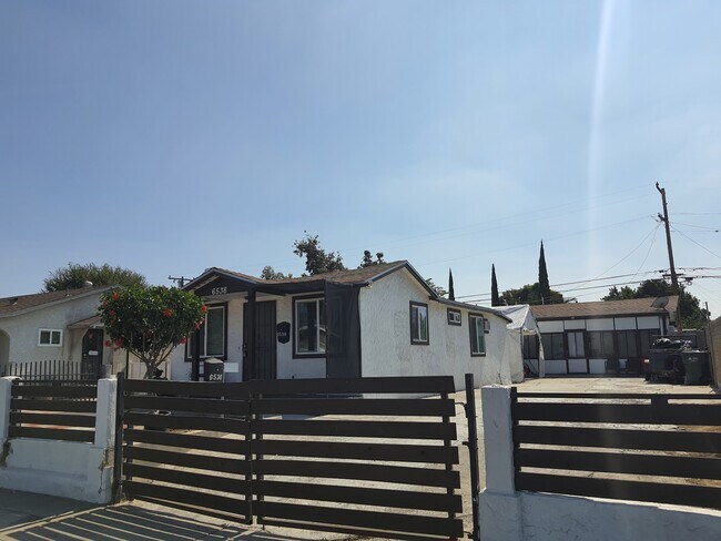 Foto del edificio - 6538 San Vincente St