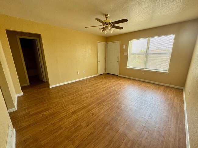 Building Photo - 1002 Circle M Dr
