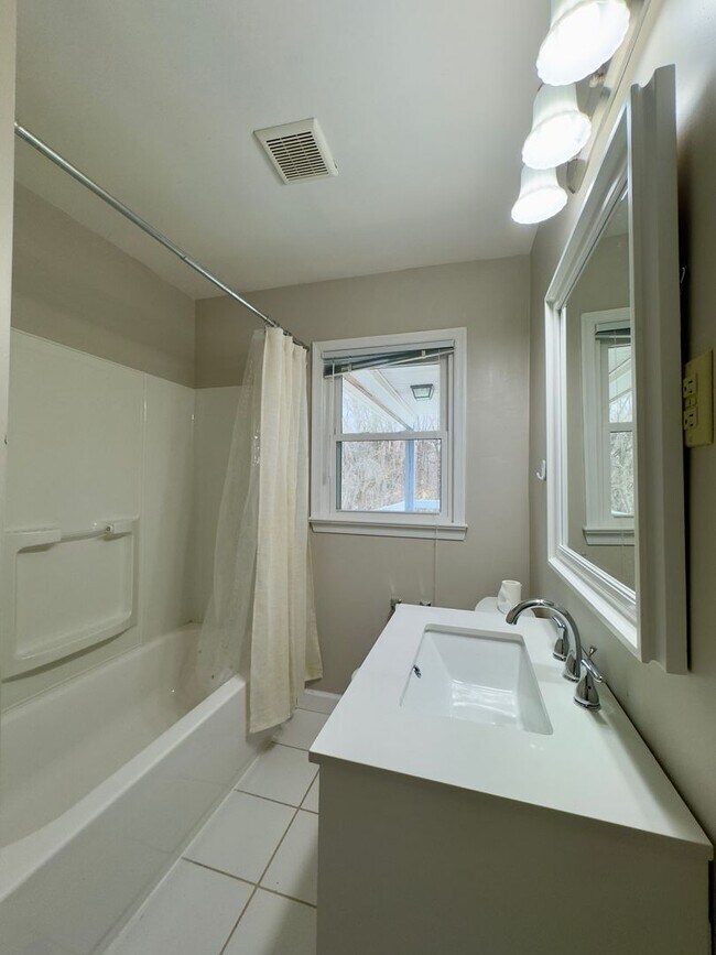 Foto del edificio - Charming 3Bedroom/2Bathroom Detached Home in Bel Air!