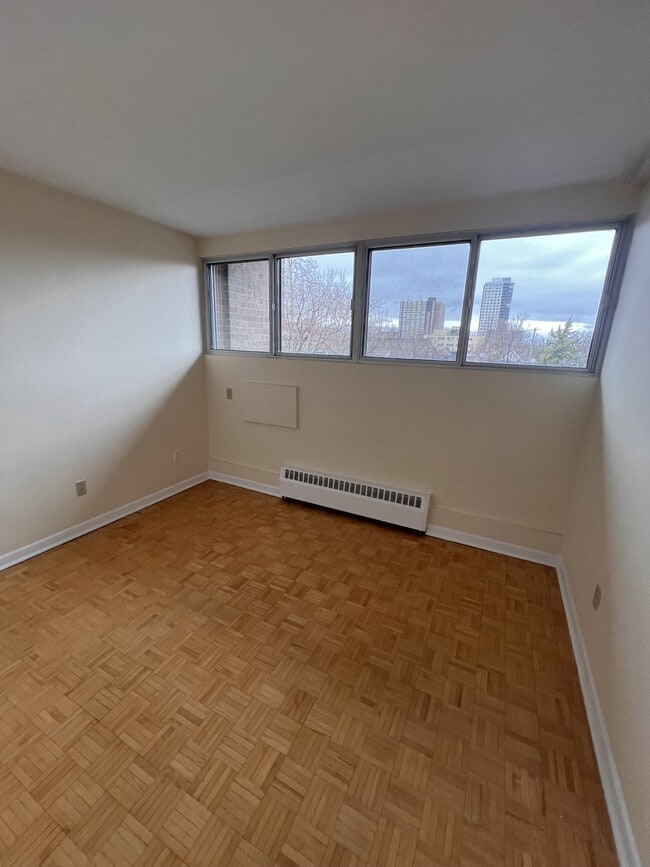 Building Photo - 345 Laurier Ave E