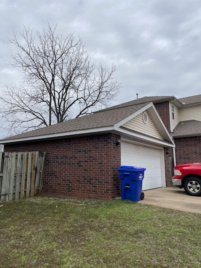 Building Photo - Beautiful 3 bed 2.5 bath townhouse with fe...