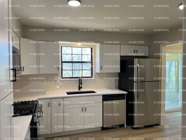 Foto del edificio - Beautiful 4 bedroom 3 bath home in Olathe, KS