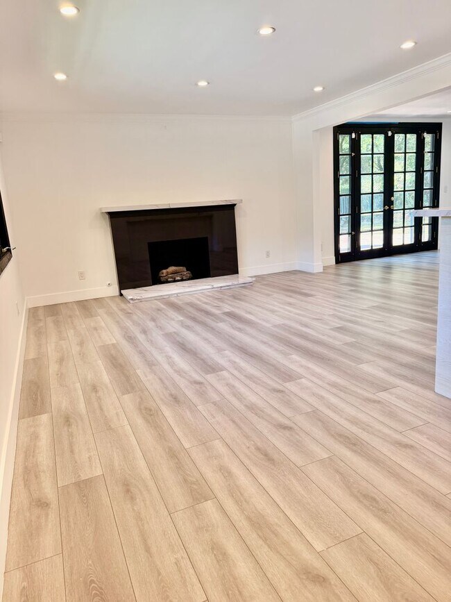 Foto del edificio - Gorgeous Encino Hills Home