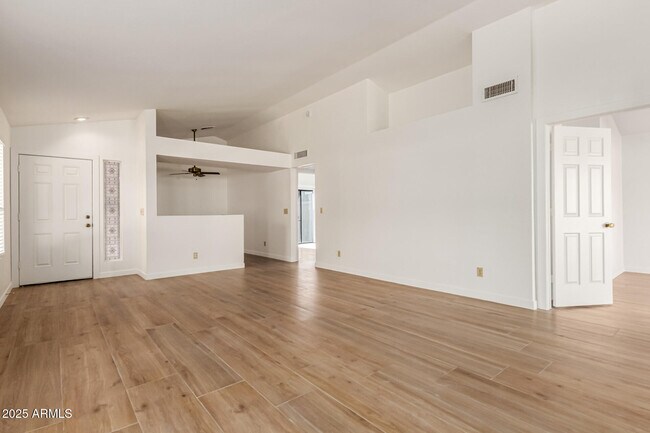 Foto del edificio - 768 S Martinique Dr