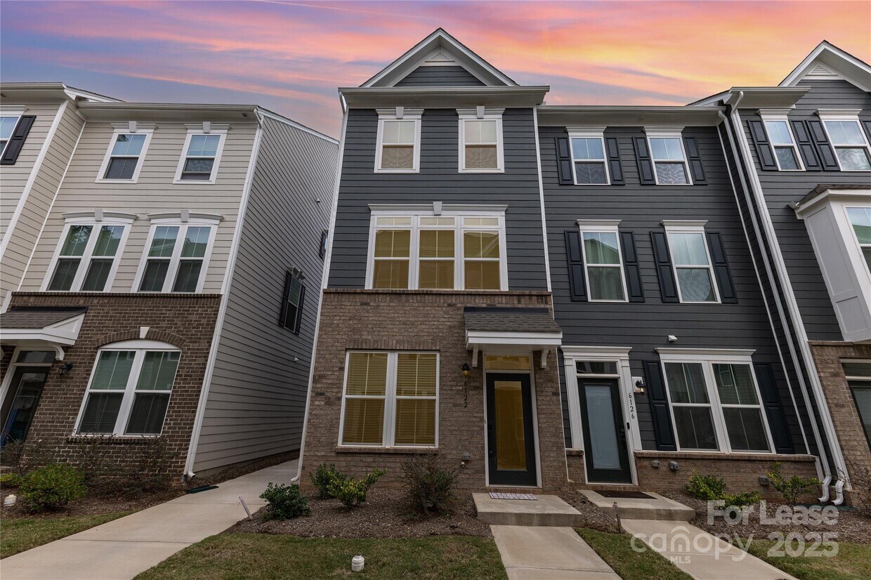 Foto principal - 6122 Cleburne Ct