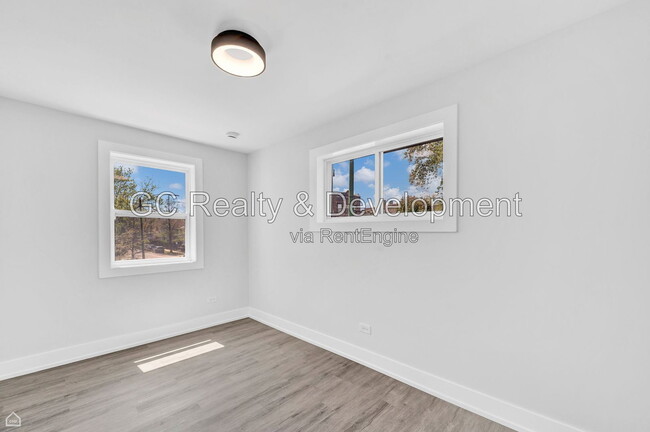 Building Photo - 2901 N Sacramento Ave