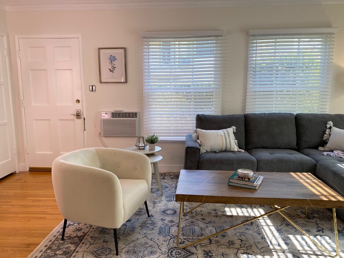Living Room - 1284 Devon Ave