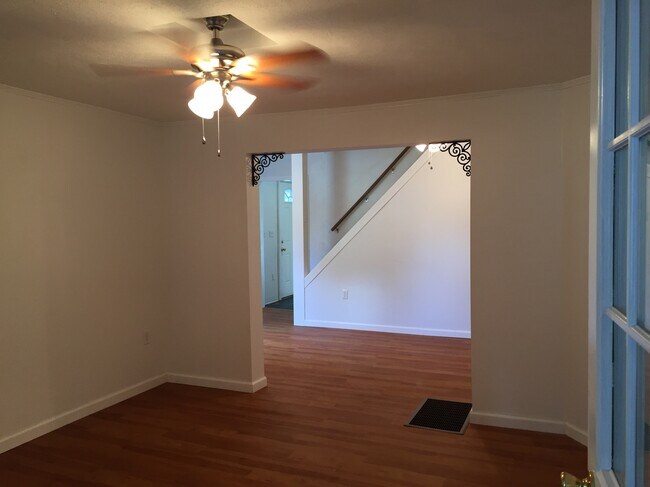 Sala de estar - 125 E Walnut Ave