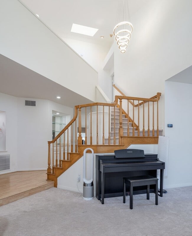 Building Photo - 1011 S Mountcrest Ct