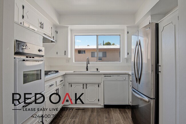 Building Photo - Fantastic Two Bedroom with Large, Sunny Wi...