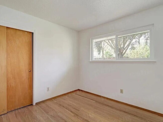 Foto del edificio - 907 Plum Ln