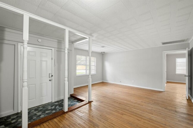 Building Photo - 5518 Shamrock St