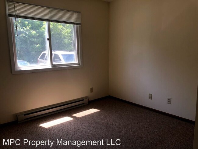 Building Photo - 700 Browns Lake Dr