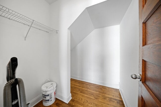Building Photo - 4116 W Cornelia Ave