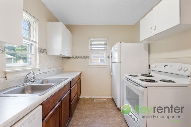 Building Photo - Cute 3 bedroom house near shopping, restau...
