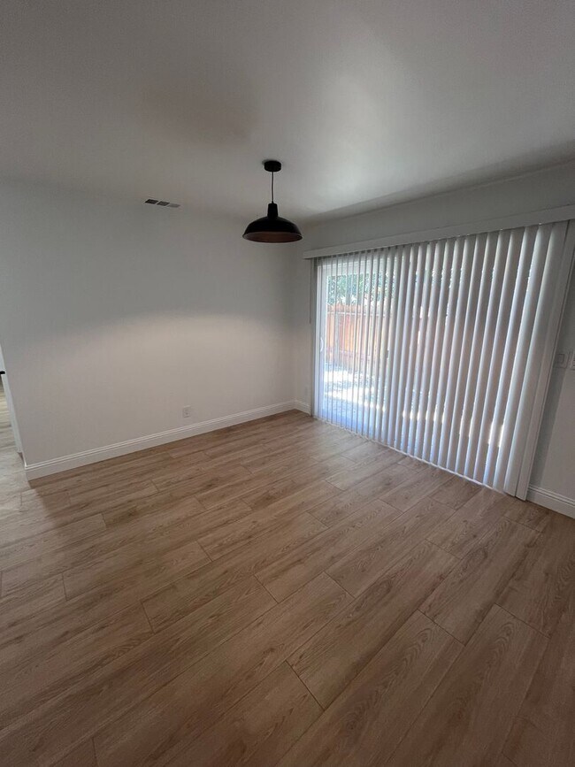 Foto del edificio - BEAUTIFULLY REMODELED 3 BEDROOM DUPLEX!!