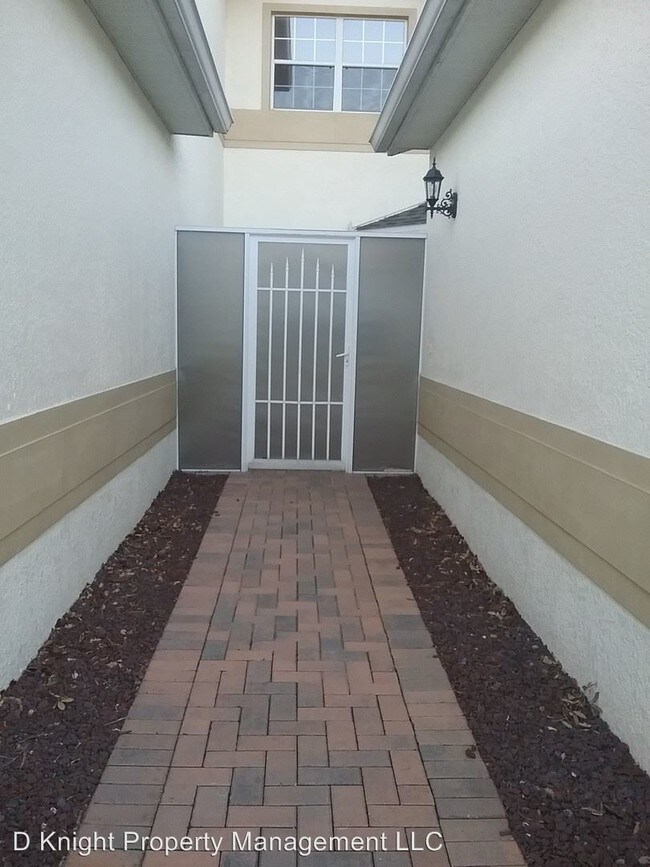 Building Photo - 13220 Fountainbleau Dr