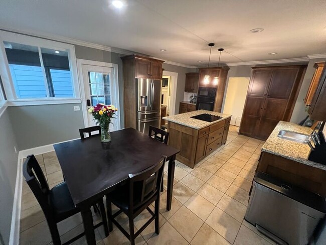 Foto del edificio - 616 W 63rd St