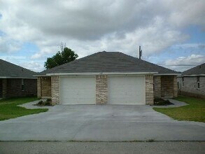 Building Photo - 928 Rosewood Dr