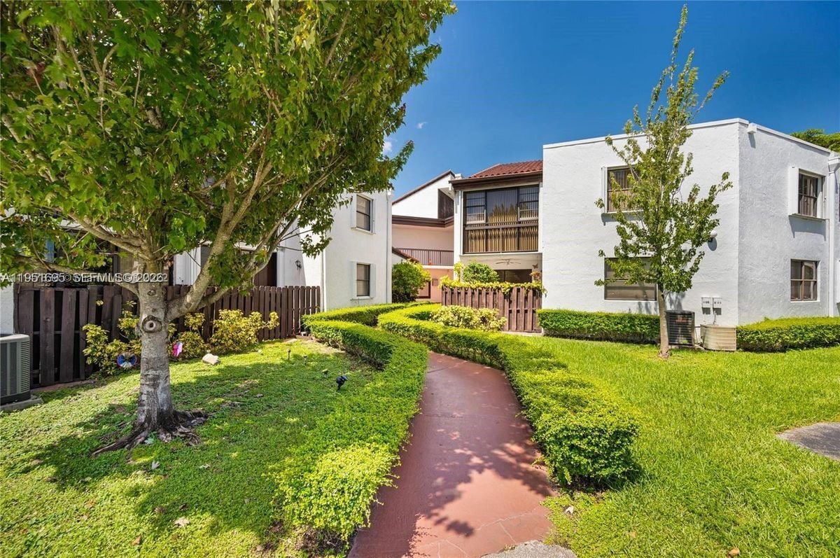 Building Photo - 9417 Fontainebleau Blvd