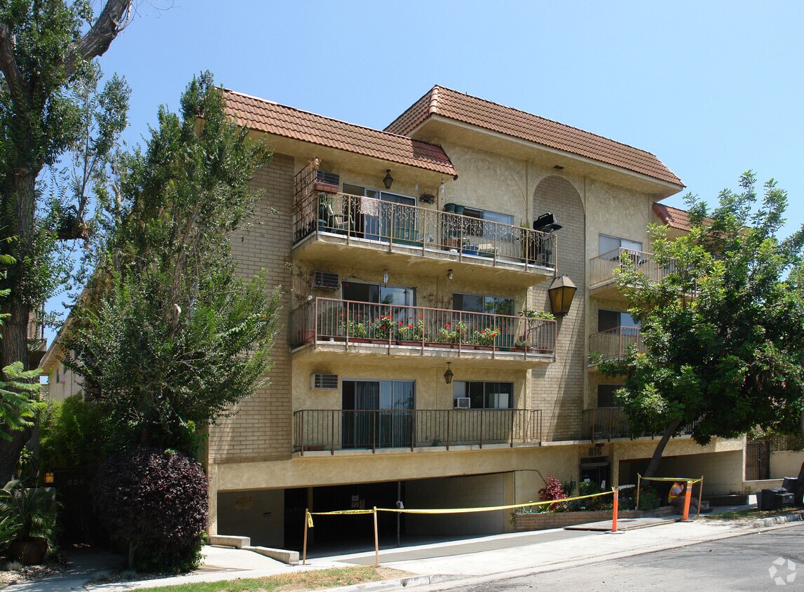Building Photo - 816 Westmount Dr