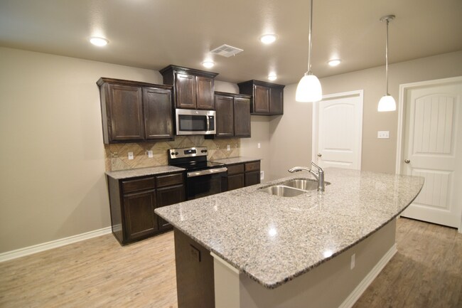 Building Photo - 910 Paseo del Plata Dr