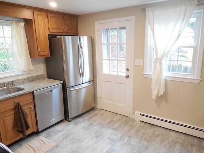 Foto del edificio - 166 Totten Pond Rd