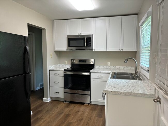 Building Photo - 817 Della Dr
