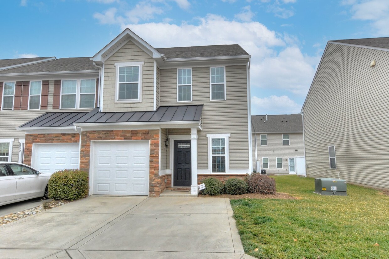 Primary Photo - 3br/2.5bth Townhome Gated Community Stoneg...