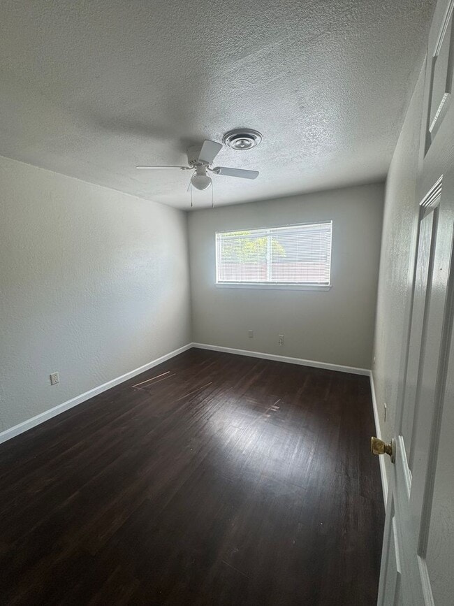 Foto del edificio - 2 BED/1 BATH SINGLE LEVEL TRIPLEX