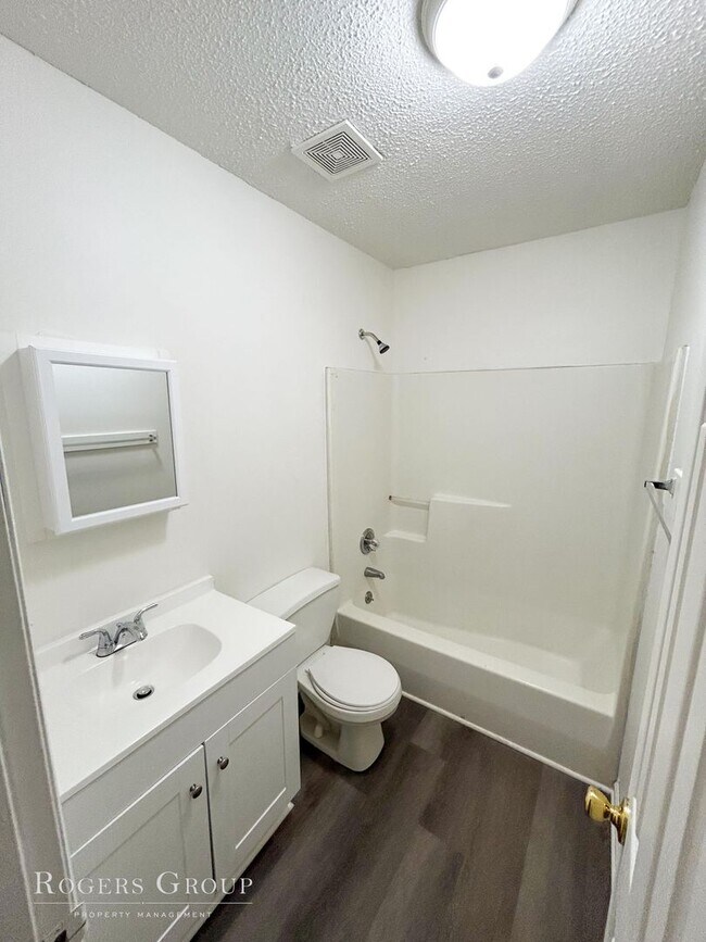Foto del edificio - #450 - 100-102 Dent Ln Duplex