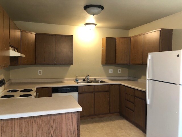 Kitchen - 611 Crawford Dr