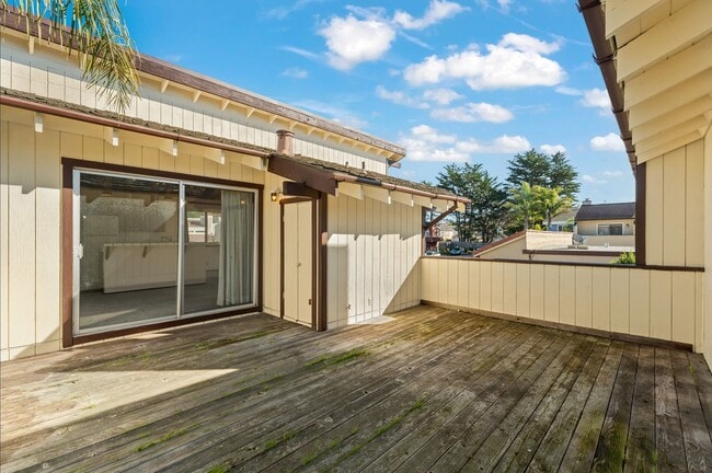Building Photo - Penasquitas Drive Townhomes