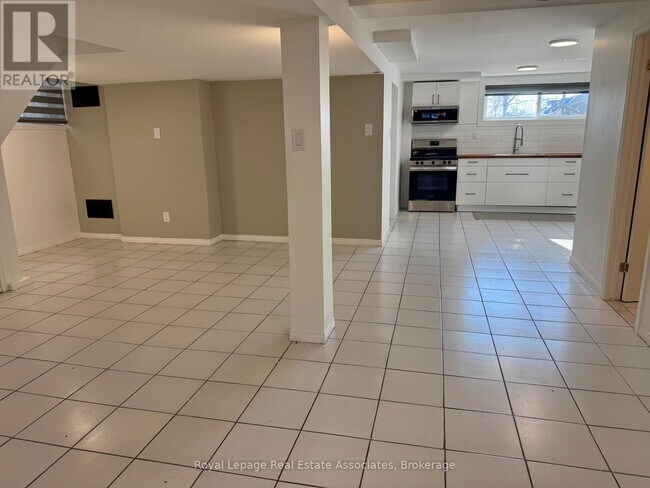 Building Photo - 81 Post Rd