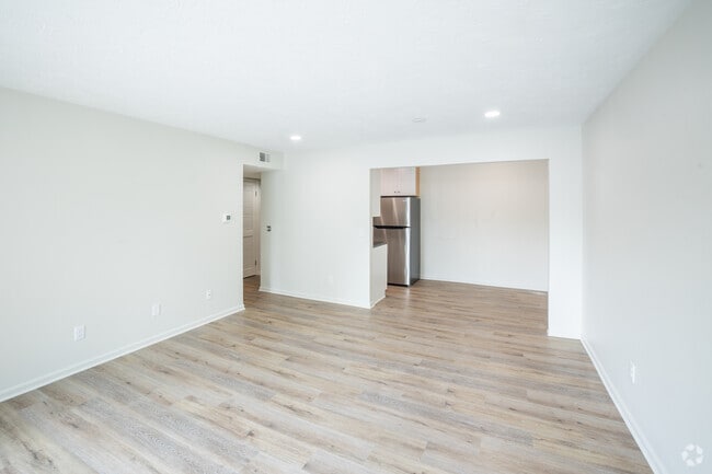 1BR, 1BA - 1,000SF - Living Room - Stonyridge Manor Apartments