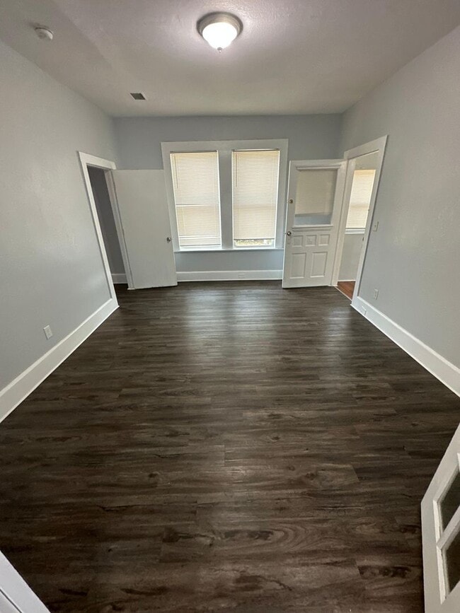 Building Photo - Fully Renovated 3/1 first floor single fam...