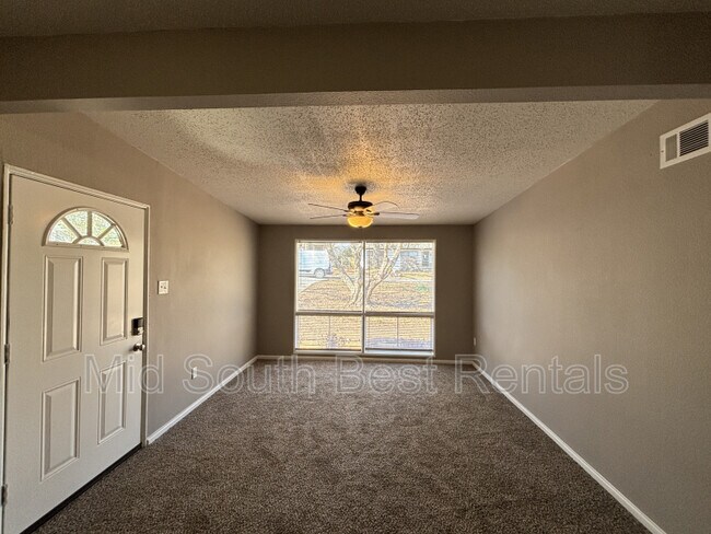 Building Photo - 15 Ivy Dr