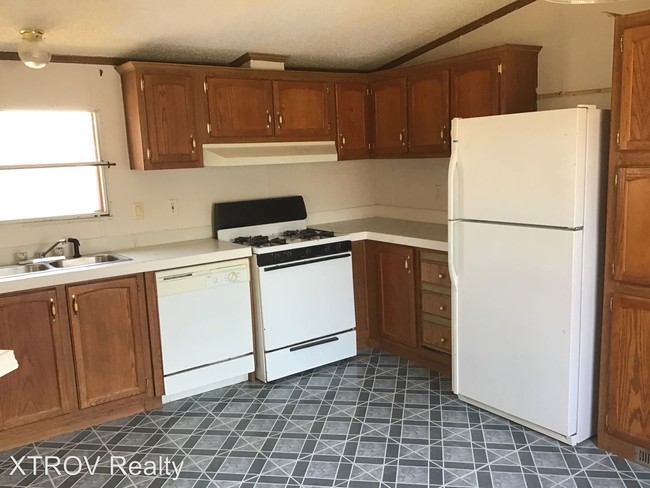 Building Photo - 3 br, 2 bath House - 422 North Willow St.