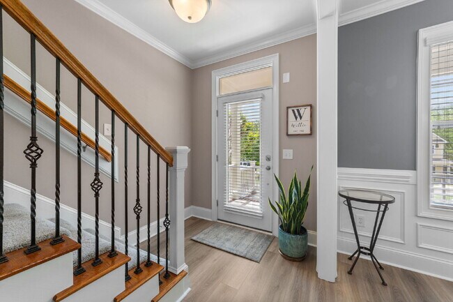 Foto del edificio - Charming Craftsman Home in the Heart of Apex | Renovated Kitchen, Fenced Yard, Garage & Lawn Care...