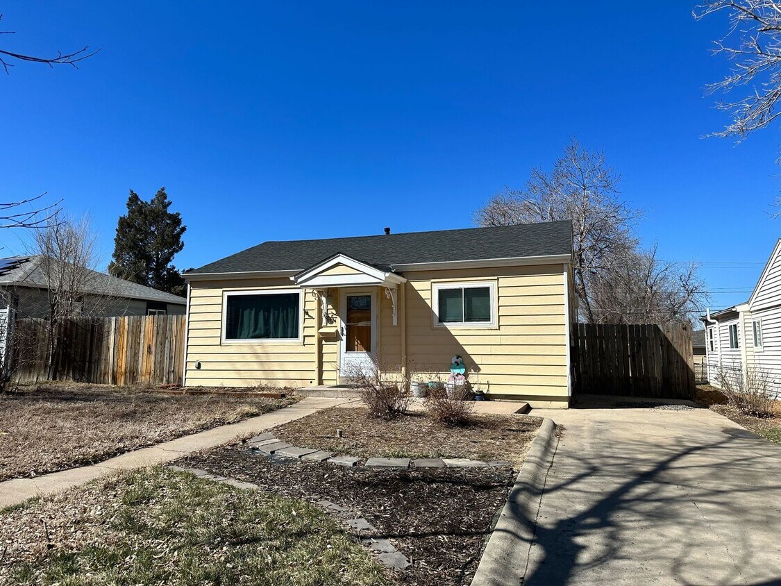 Building Photo - 3 Bedroom 2 Bath Single Family Home Availa...
