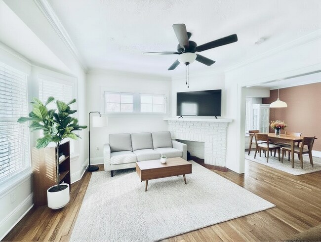 Foto del edificio - 1303 W 102nd St