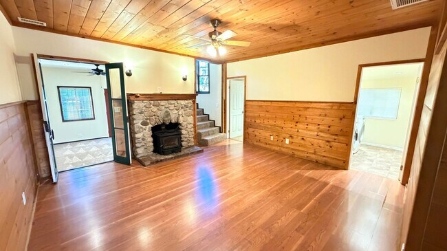 Foto del edificio - 54080 Pine Crest Ave