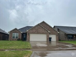 Building Photo - 2617 NW De Bracy Ave