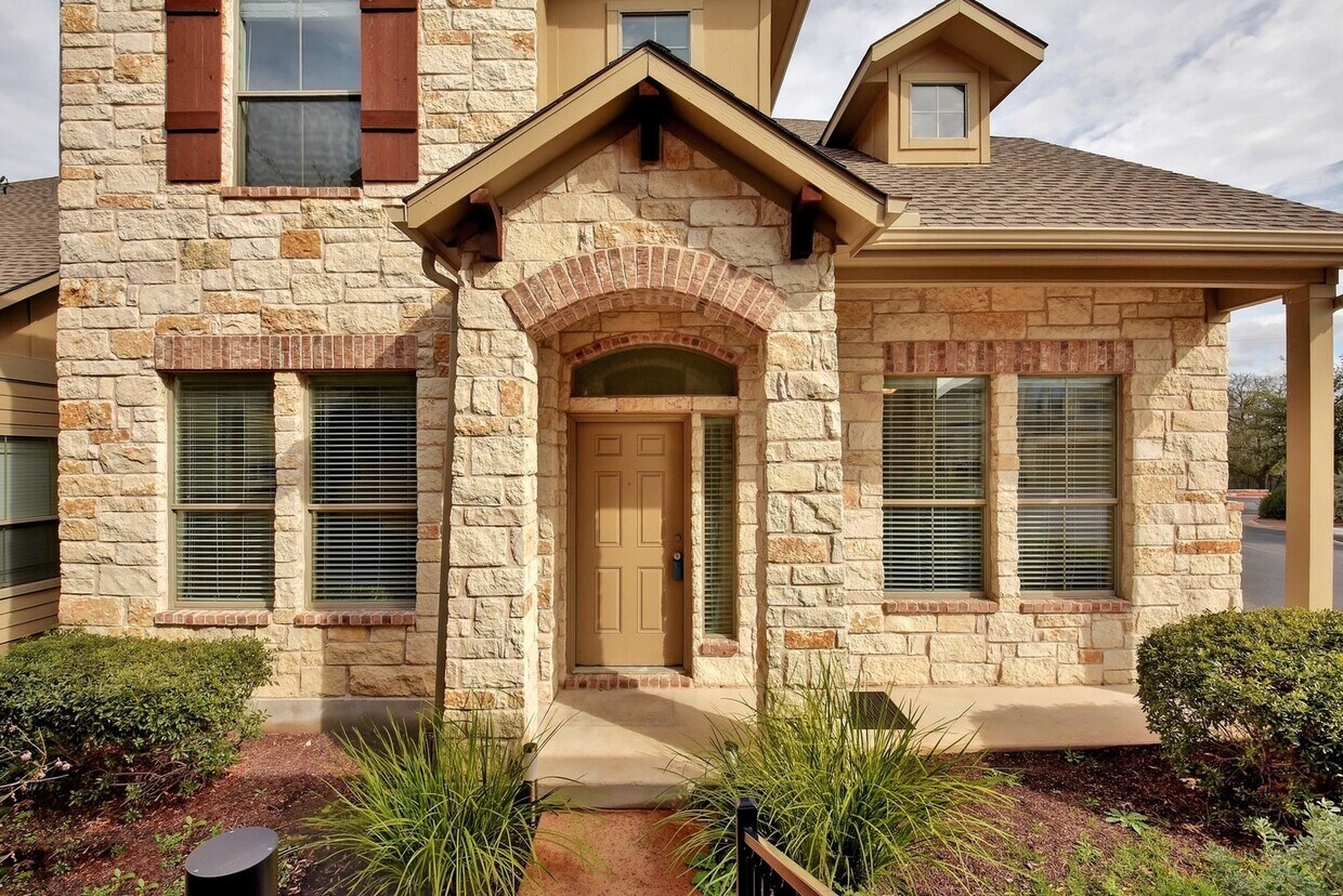 Foto principal - Beautiful home in the highly desirable nei...