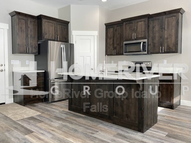 Building Photo - 579 Waylend St